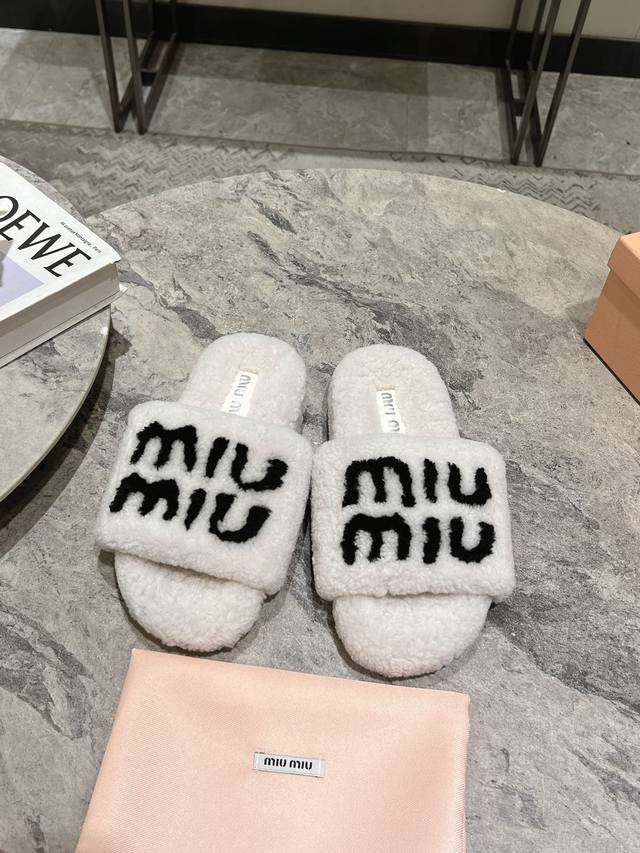 Miumiu缪缪经典秋冬字母毛毛拖鞋 这季节美鞋太多这款毛拖 真的是让我无法自拔真太可爱了～ 毛茸茸的羊毛是选用欧洲进口a级羊毛 我们做到与原版一致满鞋 全部采